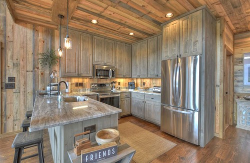 Epworth House | Stunning mtn views, hot tub, pool table