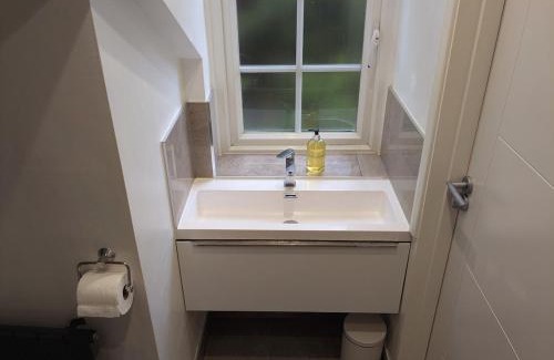 College Park and Old Oak Apartment | Stunning New Flat, 20 Minutes to Bond Street!