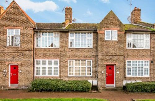 College Park and Old Oak Apartment | Stunning New Flat, 20 Minutes to Bond Street!