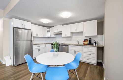 West Edmonton House | ⭐️Stunning Oasis🌴 Fence yard ✅ Pet friendly 🐶 Close to West Edmonton Mall