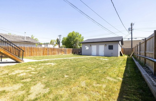 West Edmonton House | ⭐️Stunning Oasis🌴 Fence yard ✅ Pet friendly 🐶 Close to West Edmonton Mall