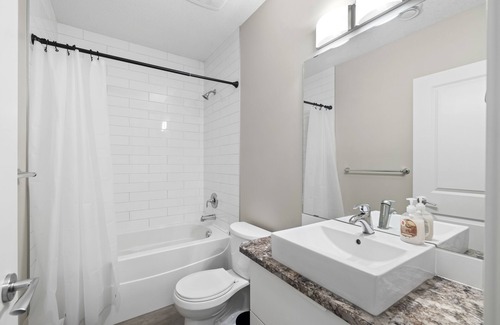 West Edmonton House | ⭐️Stunning Oasis🌴 Fence yard ✅ Pet friendly 🐶 Close to West Edmonton Mall