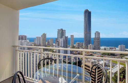 Surfers Paradise Apartment | Stunning Ocean Views from Every Room n24th level nFully Aircond Cental location!