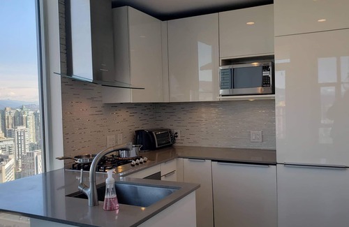 Downtown Vancouver Apartment | Stunning Ocean/Mountain View in Downtown Vancouver New Build