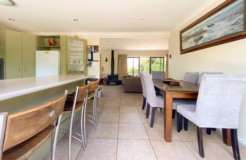 Lake Hawea House | Stunning panoramic Lake Views 5 Bedrooms - 15m to Wanaka