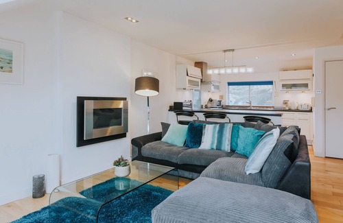 Newquay City Centre Apartment | Stunning Penthouse - Sea Views, Beaches, Surfing & Parking