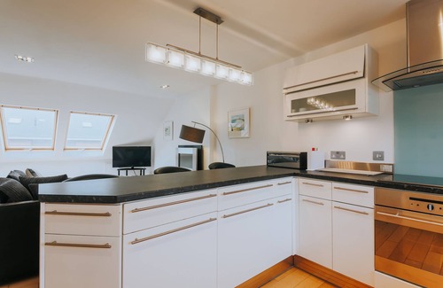 Newquay City Centre Apartment | Stunning Penthouse - Sea Views, Beaches, Surfing & Parking
