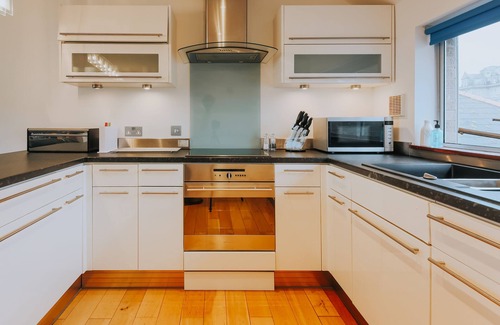 Newquay City Centre Apartment | Stunning Penthouse - Sea Views, Beaches, Surfing & Parking