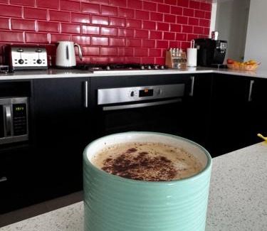 Landsdale House | Stunning Perth 4BR Home with Pool and Free-Wifi