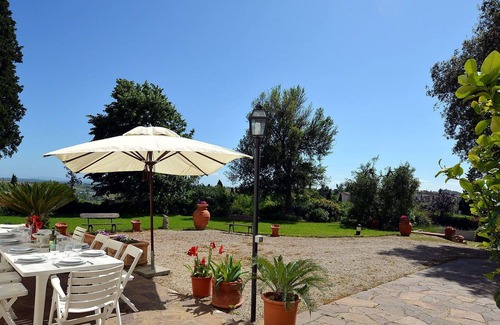 Vinci Villa | Stunning private villa for 10 guests with private pool, WIFI, TV, patio, pets allowed and parking