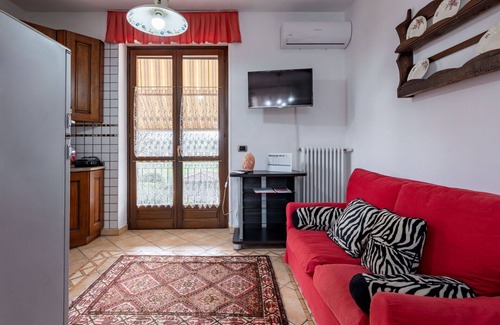 Montegrosso dʼAsti House | Stunning private villa for 4 guests with private pool, A/C, WIFI, TV, patio and pets allowed