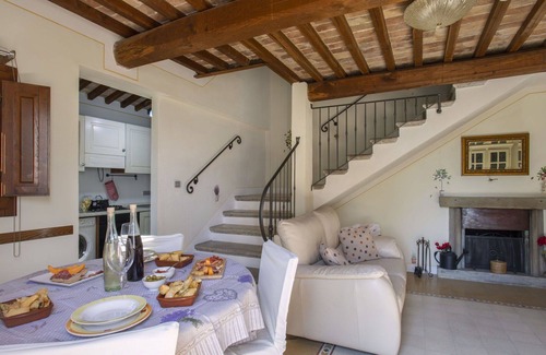 Pieve a Nievole Villa | Stunning private villa with WIFI, private pool, A/C, hot tub, TV, patio and pets allowed