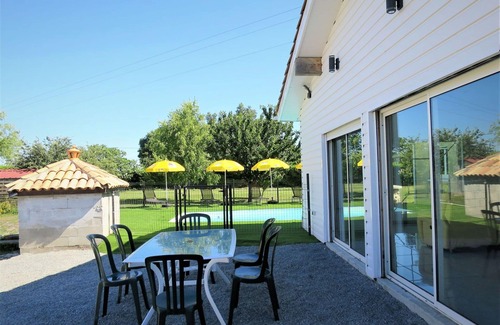 Civrac-en-Medoc House | Stunning private villa with private pool, WIFI, TV, terrace, panoramic view and parking