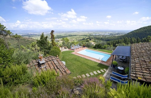 SantʼAndrea di Compito Villa | Stunning private villa with A/C, WIFI, private pool, TV, terrace and panoramic view, close to Lu.