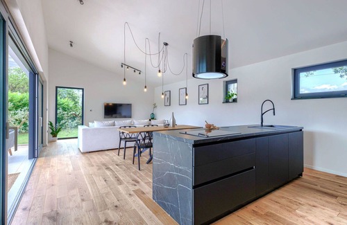 Mali Vareski House | Stunning private villa for 6 guests with WIFI, hot tub, A/C, private pool, TV and terrace
