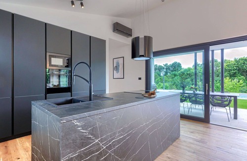 Mali Vareski House | Stunning private villa for 6 guests with WIFI, hot tub, A/C, private pool, TV and terrace