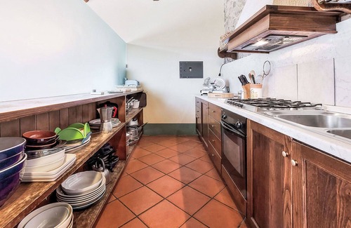 Loro Ciuffenna House | Stunning private villa for 14 people with WIFI, private pool, balcony and pets allowed