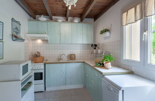Cheval-Blanc House | Stunning private villa for 4 people with WIFI, TV, patio, pets allowed and parking