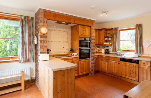 Grantown-on-Spey House | Stunning private villa for 6 people with WIFI, TV, patio and pets allowed