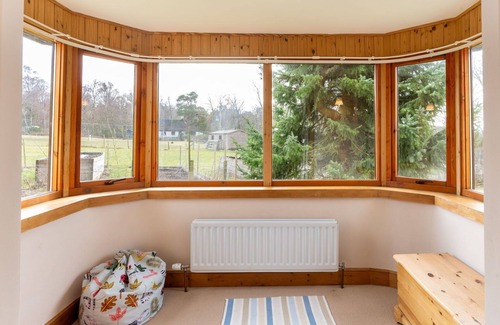 Grantown-on-Spey House | Stunning private villa for 6 people with WIFI, TV, patio and pets allowed