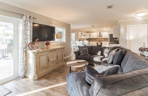 Wellington House | Stunning Private Retreat in Wellington with Pool!