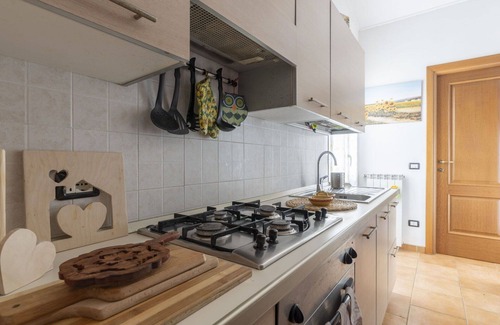 Villa Viani House | Stunning private villa for 5 people with WIFI, terrace, pets allowed, panoramic view and parking