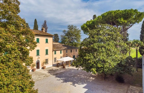 San Miniato Basso House | Stunning private villa for 20 people with WIFI, private pool, TV, patio and pets allowed