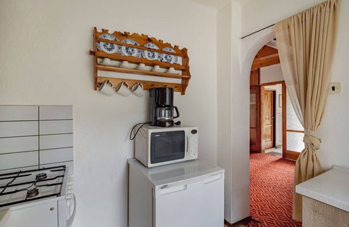 Dobren House | Stunning private villa for 6 people with TV, patio and pets allowed
