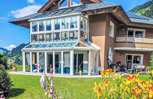 Eckartau Villa | Stunning private villa for 12 people with WIFI, TV and patio