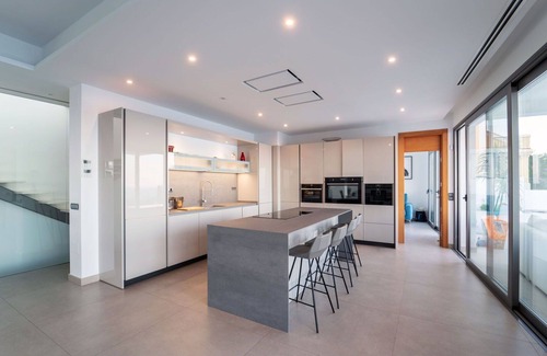 Manilva Villa | Stunning private villa with WIFI, private pool, A/C, TV, terrace, pets allowed and parking