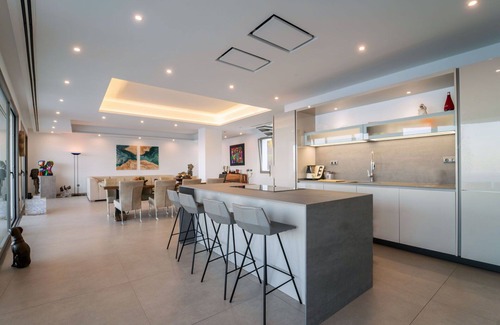 Manilva Villa | Stunning private villa with WIFI, private pool, A/C, TV, terrace, pets allowed and parking