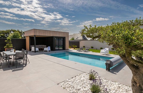 Cleder House | Stunning private villa for 8 guests with WIFI, private pool, TV and terrace