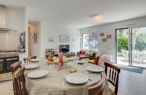 Saint-Lunaire House | Stunning private villa for 8 guests with WIFI, TV, terrace and pets allowed