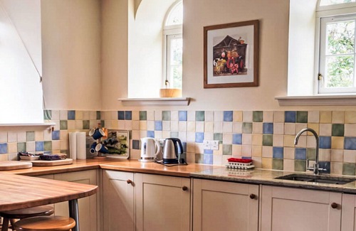 Glen Urquhart House | Stunning private villa for 10 guests with WIFI, TV, terrace and pets allowed