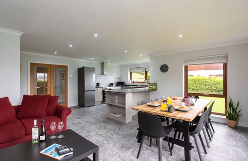 Drumnadrochit Villa | Stunning private villa for 8 guests with WIFI, TV, pets allowed and panoramic view