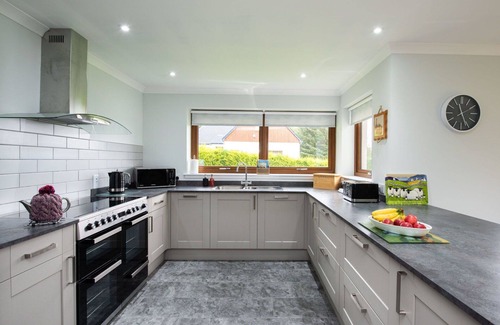 Drumnadrochit Villa | Stunning private villa for 8 guests with WIFI, TV, pets allowed and panoramic view