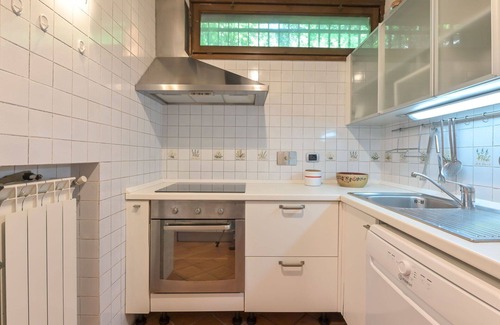 Ansedonia House | Stunning private villa for 8 guests with WIFI, A/C, TV, patio and pets allowed