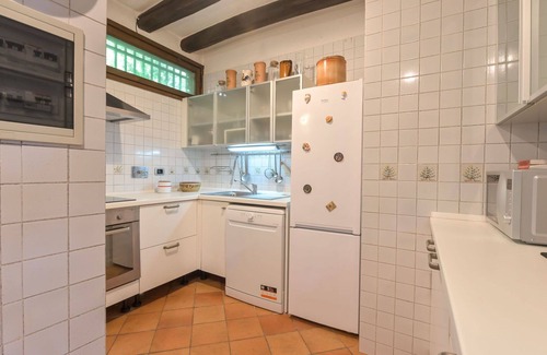 Ansedonia House | Stunning private villa for 8 guests with WIFI, A/C, TV, patio and pets allowed
