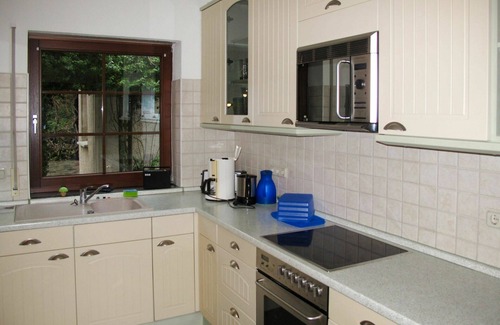 Murchin House | Stunning private villa for 6 guests with WIFI, TV and terrace