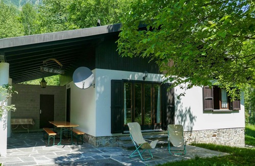 Olivone House | Stunning private villa for 6 guests with WIFI, TV, patio, pets allowed and parking