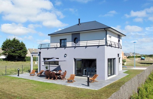 Pirou House | Stunning private villa for 10 people with WIFI, TV, terrace and pets allowed