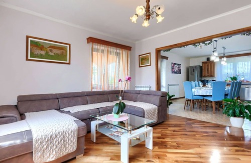 Pican House | Stunning private villa for 13 people with WIFI, private pool, TV, terrace and parking