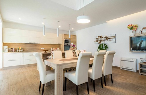 Gracisce House | Stunning private villa for 8 people with A/C, hot tub, private pool, WIFI, TV and terrace