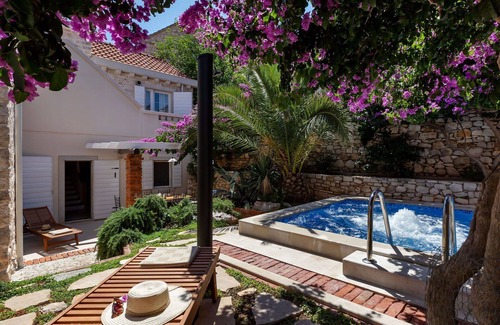 Cove Makarac (Milna) House | Stunning private villa for 6 people with A/C, private pool, WIFI, TV, terrace and parking