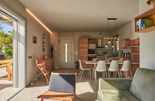 Dongo House | Stunning private villa for 5 people with private pool, TV and terrace