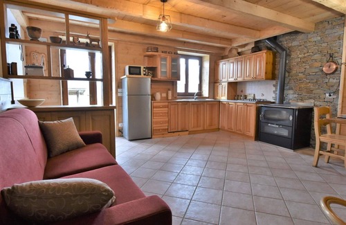 Mello House | Stunning private villa for 6 guests with WIFI, TV, patio and pets allowed