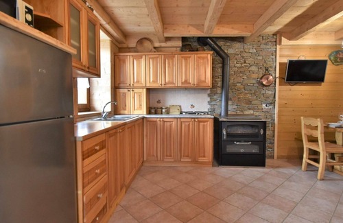 Mello House | Stunning private villa for 6 guests with WIFI, TV, patio and pets allowed