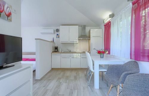 Marceljani House | Stunning private villa for 2 guests with A/C, WIFI, pool, TV and terrace
