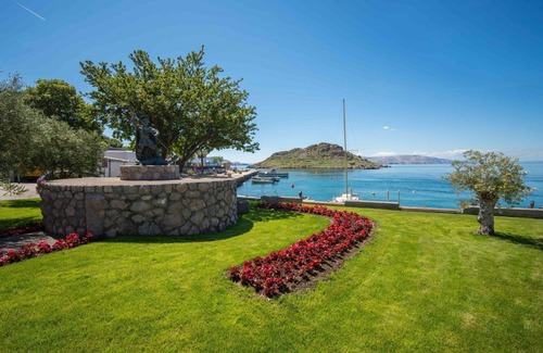 Sveti Juraj House | Stunning private villa for 13 people with WIFI, A/C, TV, terrace and pets allowed