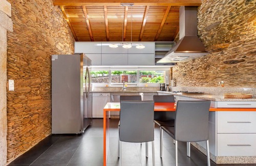 Caminha Villa | Stunning private villa for 6 people with WIFI, A/C, TV, patio and parking